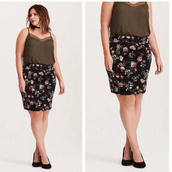 torrid Dresses & Skirts - TORRID size 4 Floral rose mini Skirt Plus Size 4x